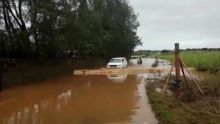 Fond-du-Sac : deux personnes coincées dans leur voiture piégée par les eaux