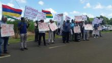 Les chauffeurs de taxi manifestent devant le siège du groupe Veranda