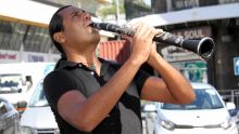 Ken Saravana : musicien de rue marié à sa passion