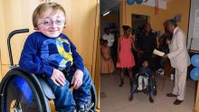 Deux jeunes handicapés remercient un petit camarade allemand et la Global Rainbow Foundation