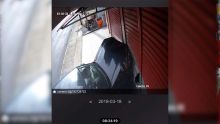 Une voiture finit sa course dans une boutique à Bambous : regardez les images CCTV