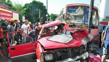 [Vidéo] Port-Louis : quatre blessés dans une collision entre un 4x4 et un bus 