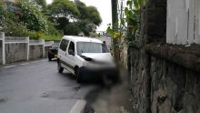 Accident à Port-Louis, une fourgonnette brise un pylône électrique 