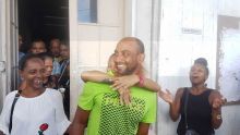 Suspect nu et enchaîné à une chaise : David Gaiqui libéré sous les applaudissements de ses proches