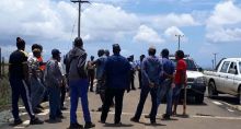Bagatelle Dam : des ouvriers obstruent la route car ils n’ont pas reçu leur salaire