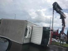 Bagatelle: un camion se renverse et cause un ralentissement de la circulation