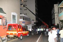 Port-Louis : incendie au C&R Court, un gardien bloqué dans un ascenseur sauvé de justesse 