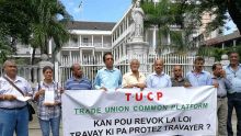 Loi du travail : la CTSP et la TUCP manifestent devant l’hôtel du gouvernement