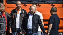 Poutine, au volant d'un camion, inaugure le pont reliant la Crimée à la Russie