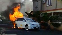 Un taxi prend feu à Blue-Bay 