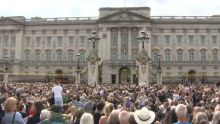 Le roi Charles III salué par des milliers de personnes à son arrivée au palais de Buckingham