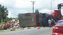 La Vigie : un camion benne à ordures ménagères se renverse et fait un blessé
