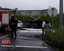 Bagatelle : une structure en tôle tombe sur une voiture