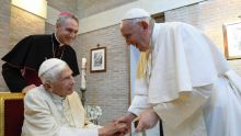 Le pape annonce que Benoît XVI est «gravement malade» et prie pour lui