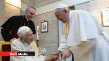 L'ex-pape Benoît XVI dans un état stationnaire, selon le Vatican