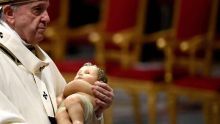 A la messe de Noël, le pape appelle les fidèles à «redécouvrir les petites choses de la vie»
