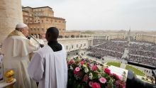 Pâques : le pape plaide pour la paix et s'offre un bain de foule