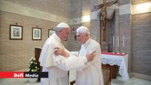 Le pape François salue le bien-aimé Benoît XVI au lendemain de sa mort