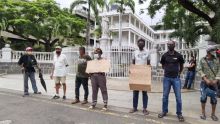 Manif devant l’Hôtel du Gouvernement : des pensionnés protestent contre le changement de la date de paiement des pensions  
