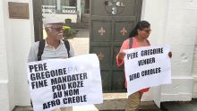 Manifestation pacifique de la Political Junction Platform devant l’évêché de Port-Louis