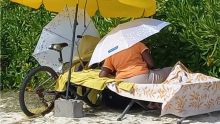 À Trou-aux-Biches - massages sur la plage : une habitante s’indigne 