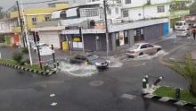 [Images] Fortes pluies orageuses : les régions de Port-Louis et Quatre-Bornes touchées 