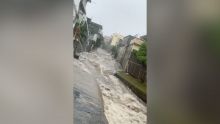 Avis de fortes pluies : torrent d'eau boueuse à la rue Nyon, Port-Louis