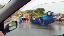 Quatre-Bornes : une voiture se renverse 