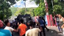 Vidéo : Des policiers pris à partie lors des tensions à Vallée-Pitot