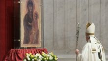 Fêtes de Pâques solitaires pour le pape, privé des fidèles