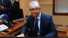 A quelques minutes de la présentation du Budget, Pravind Jugnauth se prête à une séance de photos