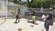 Protestation symbolique : Rezistans ek Alternativ dépose des plats de terre devant l’Hôtel du gouvernement
