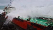 Cyclone Batsirai à La Réunion: les marins du navire échoué ont eu très peur
