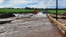 [En images] Piton : une route principale inondée