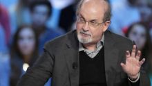 Salman Rushdie va un peu mieux après avoir été poignardé aux Etats-Unis