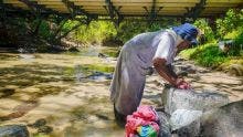 À 60 ans, elle fait toujours la lessive quotidienne à la rivière