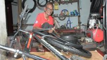 Goodlands : Ashock Sonah, 81 ans, réparateur de vélos, ne connaît pas le confinement