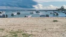 Confinement : la solitude au rendez-vous à la plage de Flic-en-Flac 