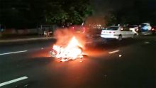 Roche-Bois : un scooter prend feu après un accident impliquant également deux voitures