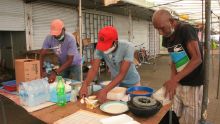 Mahébourg : Des SDF préparent et partagent des repas avec d’autres sans-abri