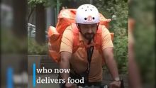 «Un travail comme un autre»: un ex-ministre afghan devient livreur de repas à vélo