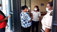 Déconfinement partiel : prise de température et désinfection des mains à l'entrée de l’hôpital Jeetoo