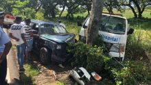 Accident à Beau-Vallon : une ambulance et un 4x4 terminent leur course contre un arbre