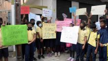 [En images] Raoul Rivet GOVT School : élèves et parents protestent contre le transfert d’un enseignant  