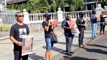 Affaire de « sniffing » : manif devant le Parlement par un groupe de personnes, mené par les activistes Ivan Bibi et Percy Yip Tong