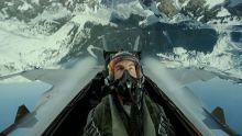 Tom Cruise dévoile la suite de Top Gun en équilibre sur un avion en vol