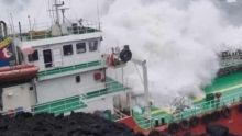 Cyclone Batsirai: les marins d'un pétrolier échoué à La Réunion récupérés