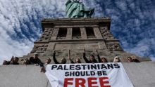 New York : Jewish Voice for Peace occupe la Statue de la Liberté pour exiger un cessez-le-feu à Gaza
