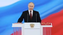 Poutine, investi président, promet aux Russes la victoire