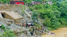 Bus emportés par un glissement de terrain au Népal : une soixantaine de disparus